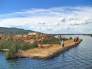 Uros & Isla de Taquile (Lago Titicaca) / PM Bus Puno – Cusco.